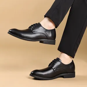 Primer plano de zapatos de vestir de cuero negro con cordones para hombre, estilo formal