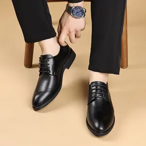 Vista detallada de zapatos de vestir negros con cordones para hombre en estilo de vida.