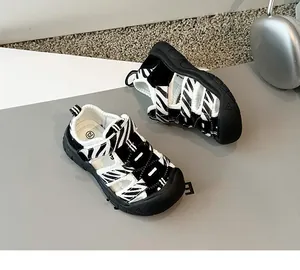 Detalle de sandalias infantiles con estampado de cebra y puntera cerrada