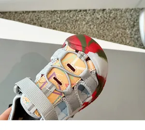 Detalle de sandalias para niños con diseño de cebra para actividades de verano al exterior.
