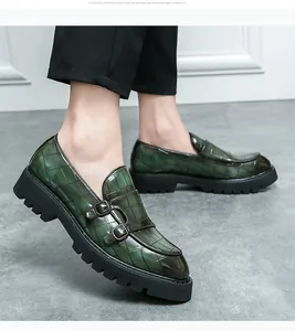 Groene loafers met krokodillenpatroon, dubbele gesp, dikke zool en glanzende afwerking
