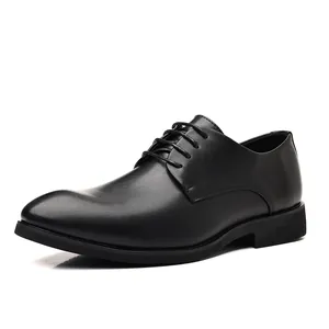 Perfil lateral elegante de zapatos de vestir de cuero negro para hombre con cordones