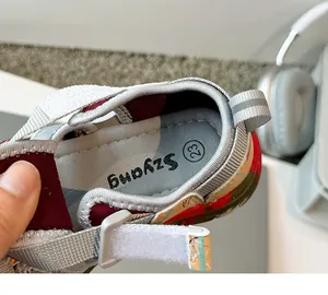 Primer plano de sandalias cerradas para niños con cierre de velcro y marca de talla