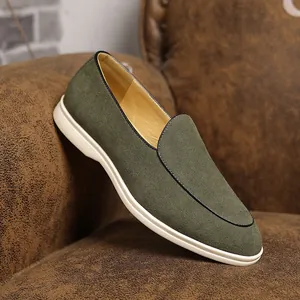 Detailweergave van stijlvolle olijfgroene heren loafer van suède met witte platte zool