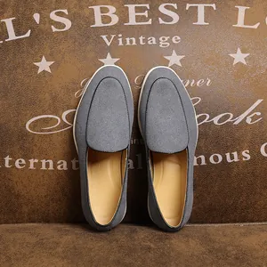 Gedetailleerd bovenaanzicht van comfortabele grijze suède loafers voor heren op vintage basis