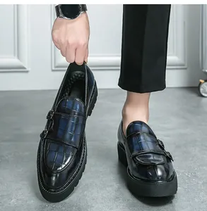 Heren loafers van lakleer met krokodillenprint, dubbele gesp en dikke platform