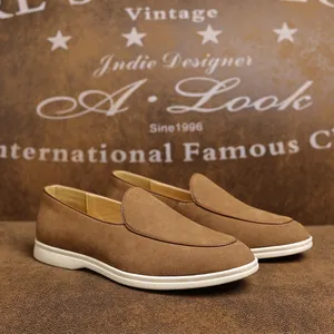 Detail van bruine suède herenloafers met een comfortabele en flexibele witte zool