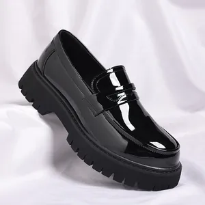 Zwarte laklederen heren loafers met dikke profielzool in een moderne Britse stijl
