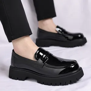 Stijlvolle zwarte lakschoenen voor heren met dikke verhogende platformzolen detail foto.