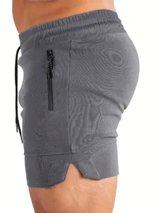 Dettaglio laterale di pantaloncini sportivi grigi da uomo ad asciugatura rapida.