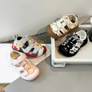 Sandalias cerradas para niños con estampado de cebra y diseño hueco para jugar al aire libre