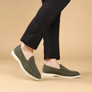 Detailweergave van groene suède loafers voor heren met zachte witte zolen en textuur