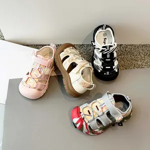Cómodas sandalias infantiles con puntera cerrada y estampado de cebra para playa y actividades fuera