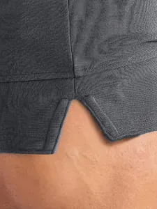 Macro dello spacco laterale e del tessuto testurizzato dei pantaloncini sport
