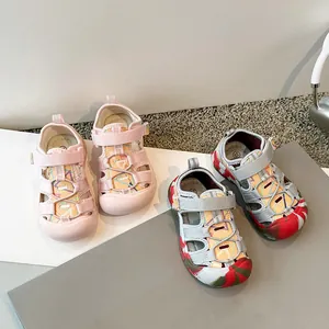 Sandalias de playa cerradas y cómodas para niños en opciones de color rosa y floral