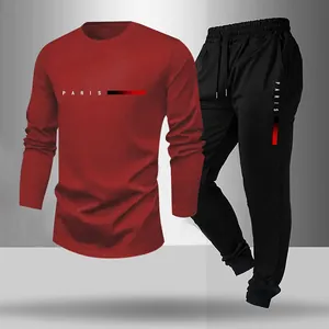 Vue détaillée de l'ensemble de sport pour homme avec haut rouge et pantalon noir