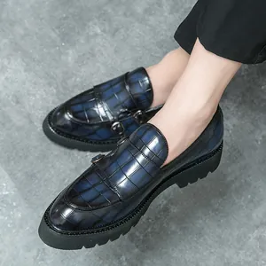 Mocassins bleus à motif crocodile avec semelles épaisses et boucles pour hommes.