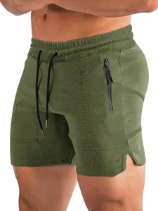 Dettaglio dei pantaloncini sportivi da uomo verde oliva con tasca zip e spacco laterale