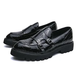 Zwarte heren loafers van glanzend lakleer met krokodillenprint en dubbele gespen