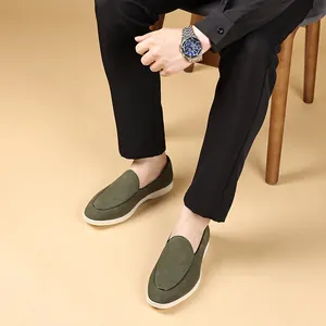 Comfortabele heren loafers van olijfgroen suède met een zachte witte zool voor heren