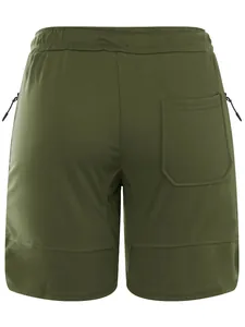 Vista posteriore di pantaloncini sportivi verde oliva con tasca e trama traspirante