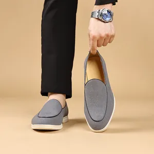 Detailweergave van grijze instapschoenen voor heren met zachte witte zolen voor vrije tijd