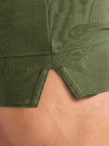 Dettaglio ravvicinato dello spacco laterale e del tessuto testurizzato dei pantaloncini