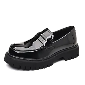 Stijlvolle zwarte laklederen herenloafers met dikke platformzool en profiel.