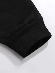 Gros plan sur le détail du bord-côte d'un ensemble de sport noir respirant pour homme