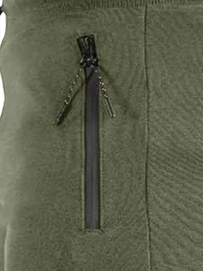 Primo piano macro di una tasca con cerniera su pantaloncini sportivi da uomo verde oliva