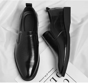 Detailansicht schwarzer Herren Lederschuhe mit Spitze und atmungsaktiver Perforation