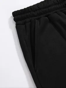 Vue détaillée d'un pantalon de sport noir avec taille élastique et poche latérale pratique