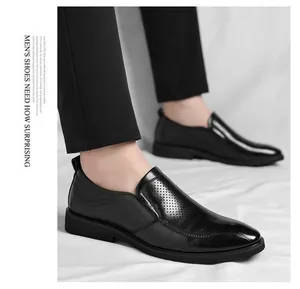 Detail von schwarzen perforierten Leder-Slippern für Herren für Business-Casual