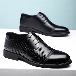 Chaussures de ville perforées noires pour hommes avec un design ajouré respirant