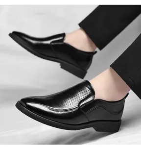 Detailansicht der schwarzen perforierten Herrenlederschuhe mit atmungsaktivem Design.