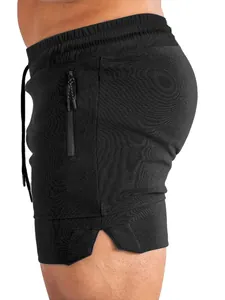 Vista dettagliata dei pantaloncini sportivi neri da uomo con tasca a zip e spacco laterale.