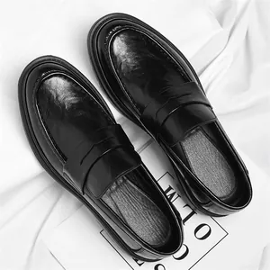 Elegante schwarze Leder-Loafer für Herren mit markanter Sohle auf weißem Untergrund