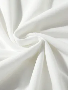Détail macro de la texture du tissu en maille blanche respirante pour le sport.