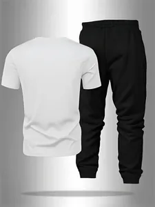 Vue arrière de l'ensemble deux pièces pour hommes avec t-shirt blanc et jogging noir.