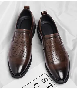 Nahaufnahme brauner perforierter Herrenschuhe mit stilvollem, spitz zulaufendem Design.