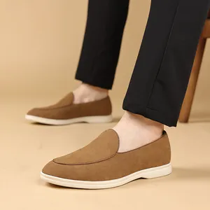 Dichtbij opname van bruine suède loafers voor heren met witte comfortabele zolen