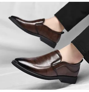 Elegante dunkelbraune perforierte Herrenschuhe für Business Casual am Modellfuß