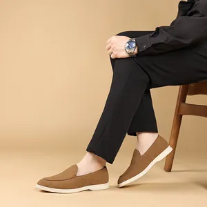 Stijlvolle bruine suède herenloafers getoond in een professionele lifestyle-opname