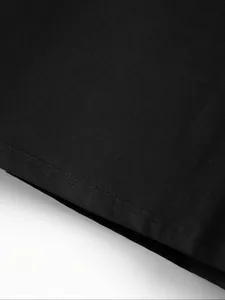 Vue macro détaillée montrant l'ourlet à double surpiqûre de haute qualité sur tissu noir