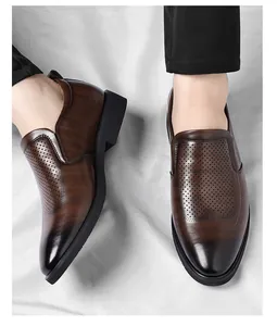 Detailansicht der braunen, perforierten Leder-Loafer für Herren im atmungsaktiven Business-Stil