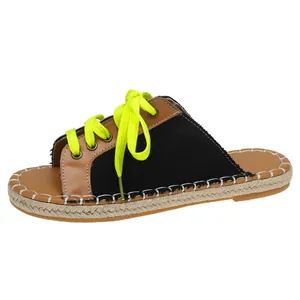 Detailansicht einer flachen Damen-Espadrille-Sandale mit neongelben Schnürsenkeln