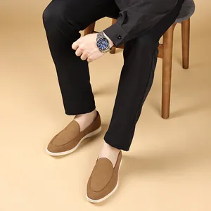 Detailweergave van bruine herenloafers met een comfortabel instapontwerp en witte zool.