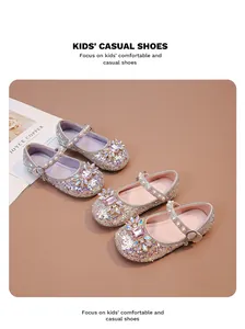 Vue détaillée de chaussures de princesse à strass étincelants pour filles sur cuir