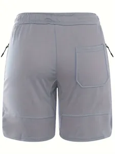 Dettaglio vista posteriore dei pantaloncini sportivi traspiranti da uomo per il fitness
