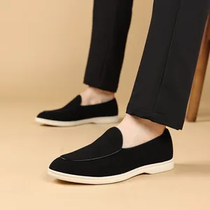 Close-up van comfortabele zwarte herenloafers met witte zachte zolen aan de voeten